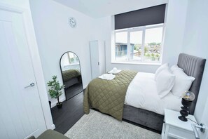 1 habitación, escritorio, tabla de planchar con plancha y wifi