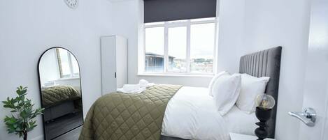 1 slaapkamer, een bureau, een strijkplank/strijkijzer, wifi