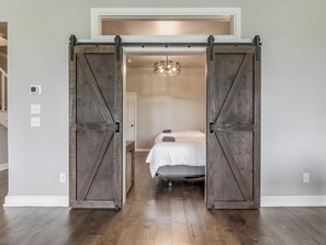 5 室のベッドルーム、WiFi (無料)、ベッドシーツ