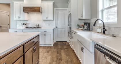 Charming 5-bedroom farmhouse with WiFi, AC Homely getaway Farm house!