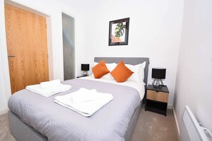2 bedrooms, desk, iron/ironing board, WiFi