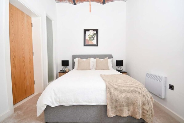 2 bedrooms, desk, iron/ironing board, WiFi