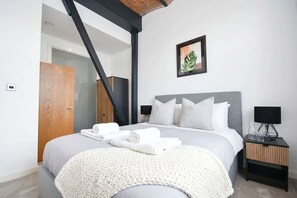 2 bedrooms, desk, iron/ironing board, WiFi