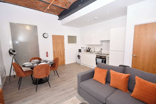 TV, offices - Smart 2 Bed Manchester Apartment Near Etihad (Manchester)