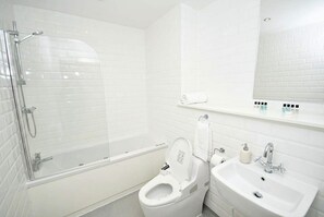 Douche, séchoir à cheveux, serviettes fournies, shampooing