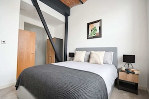 2 habitaciones, escritorio, tabla de planchar con plancha y wifi 