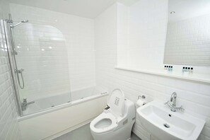 Shower, hair dryer, towels - Smart 2 Bed Manchester Apartment Near Etihad (Manchester)