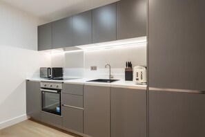 Fridge, microwave, oven, stovetop - Modern 2 Bedroom Apartment with Balcony in Leeds (Leeds)