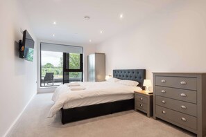 2 bedrooms, iron/ironing board, WiFi, bed sheets - Modern 2 Bedroom Apartment with Balcony in Leeds (Leeds)