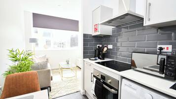 Frigorifero, microonde, forno, piano cottura