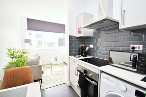 Frigorifero, microonde, forno, piano cottura