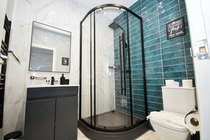 Shower, hair dryer, towels