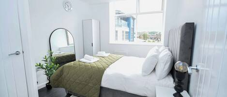 1 slaapkamer, een bureau, een strijkplank/strijkijzer, wifi