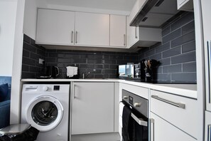Fridge, microwave, oven, stovetop - Bright & Stylish 1-Bed Apartment, Bradford (Bradford)