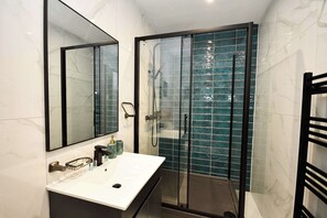 Dusche, Haartrockner, Handtücher, Shampoo