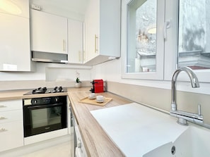 Comfort Apartment, City View | Private kitchen
