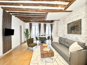 Comfort Apartment, City View | Living area | 80-cm Smart TV with digital channels - 1550 Nazareth (Paris)