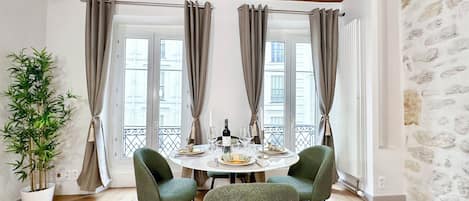 Comfort-Apartment, Stadtblick | Esszimmer