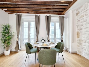 Comfort Apartment, City View | Dining room