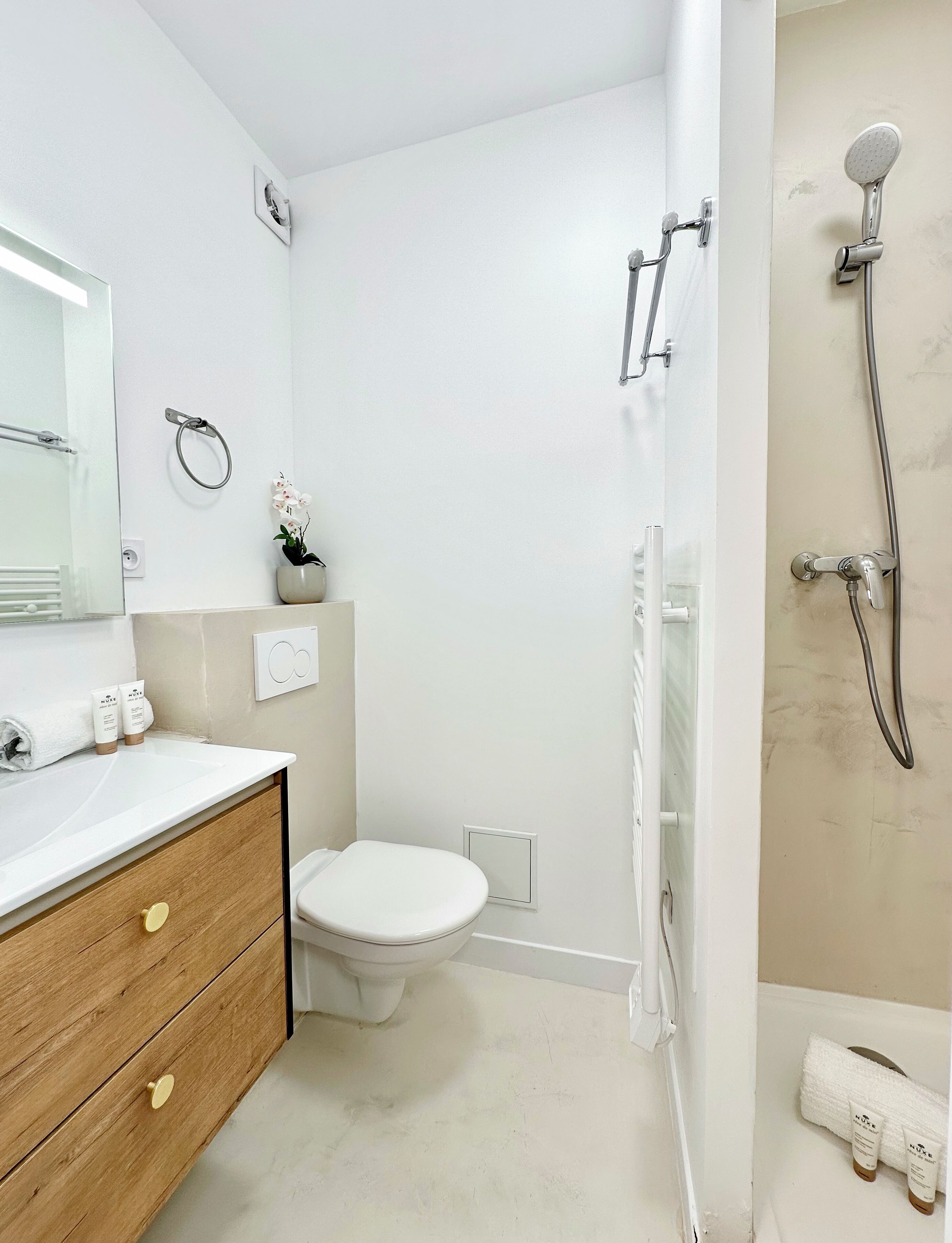 Departamento Confort, vista a la ciudad | Baño | Regadera, secadora de cabello, toallas, jabón 