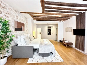 Comfort Apartment, City View | Living area | 80-cm Smart TV with digital channels - 1550 Nazareth (Paris)