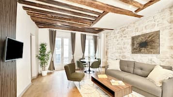 Comfort-Apartment, Stadtblick | Wohnbereich | 80-cm-Smart-TV mit Digitalempfang