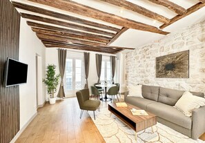 Comfort Apartment, City View | Living area | 80-cm Smart TV with digital channels - 1550 Nazareth (Paris)