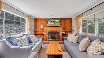 Älytelevisio, takka, työhuone