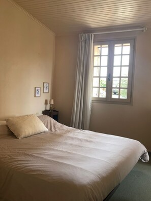 2 室のベッドルーム、アイロン / アイロン台、ベッドシーツ