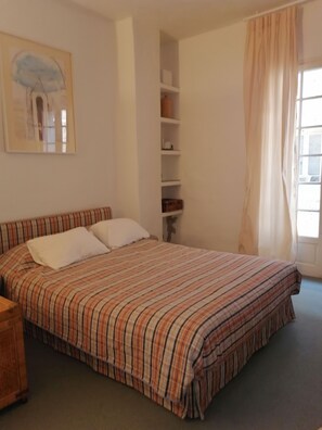 2 quartos, ferros/tábuas de passar roupa, roupa de cama