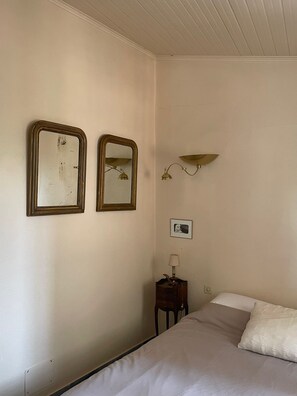 2 bedrooms, iron/ironing board, bed sheets