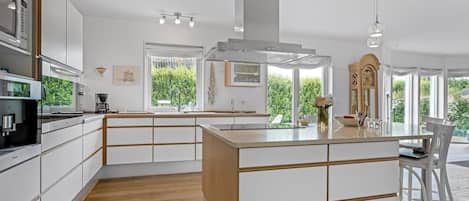 Fridge, microwave, dishwasher, cookware/dishes/utensils