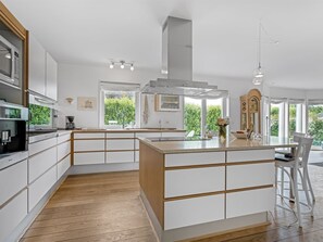 Een koelkast, een microgolfoven, een oven, een vaatwasser