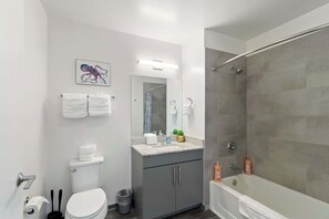 تجهيزات دش، مستلزمات للعناية الشخصية صديقة للبيئة، مجففات شعر، مناشف