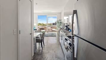 Køleskab, mikrobølgeovn, ovn, kogeplade