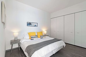 1 habitación, tabla de planchar con plancha y cuna de viaje 