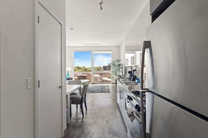 Geladeira, micro-ondas, fogão, cooktop