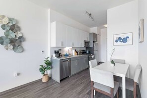 Geladeira, micro-ondas, fogão, cooktop