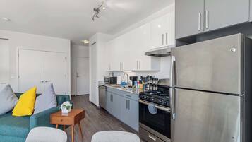 Refrigerador, microondas, horno y parrilla de estufa