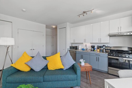 Modern & Bright Chicago City Escape