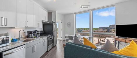 Réfrigérateur, micro-ondes, four, plaque de cuisson