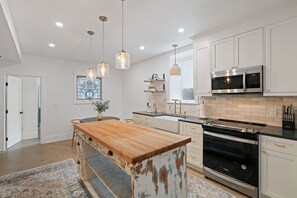 Fridge, oven, stovetop, dishwasher