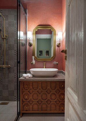 Douche, articles de toilette (gratuits), séchoir à cheveux, bidet
