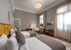 เครื่องนอนระดับพรีเมียม, ตู้นิรภัยในห้องพัก