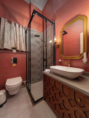 Douche, articles de toilette gratuits, sèche-cheveux, bidet