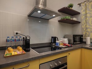 Großer Kühlschrank, Mikrowelle, Ofen, Herdplatte