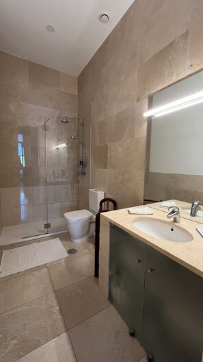 Douche, sèche-cheveux, serviettes fournies, savon