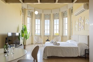 1 bedroom, iron/ironing board - The recently renovated apartment is a small gem, perfect for two guests. The interiors are modern, thoughtfully designed, and finished with great attention to detail to ensure maximum comfort. It features a cozy double bedroom, a bright living area with  (Calambrone)