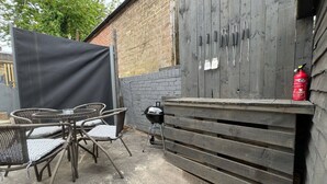 Bungalow, 2 chambres, patio, vue ville | Restauration extérieure