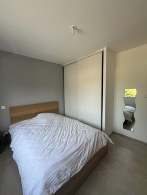 4 habitaciones, tabla de planchar con plancha y wifi